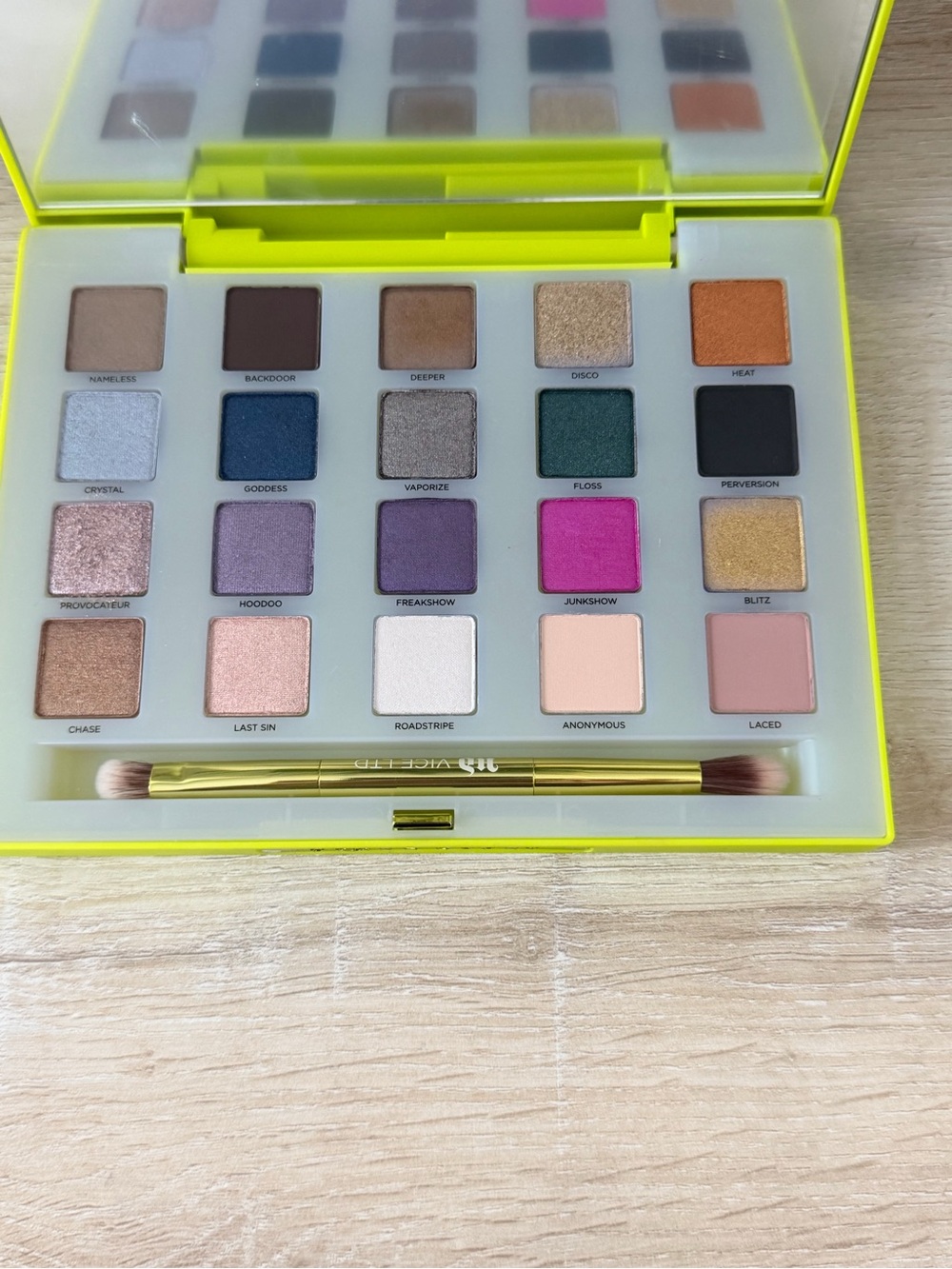 URBAN DECAY (NEVER USED) Neon 20-Colour Eyeshadow Palette